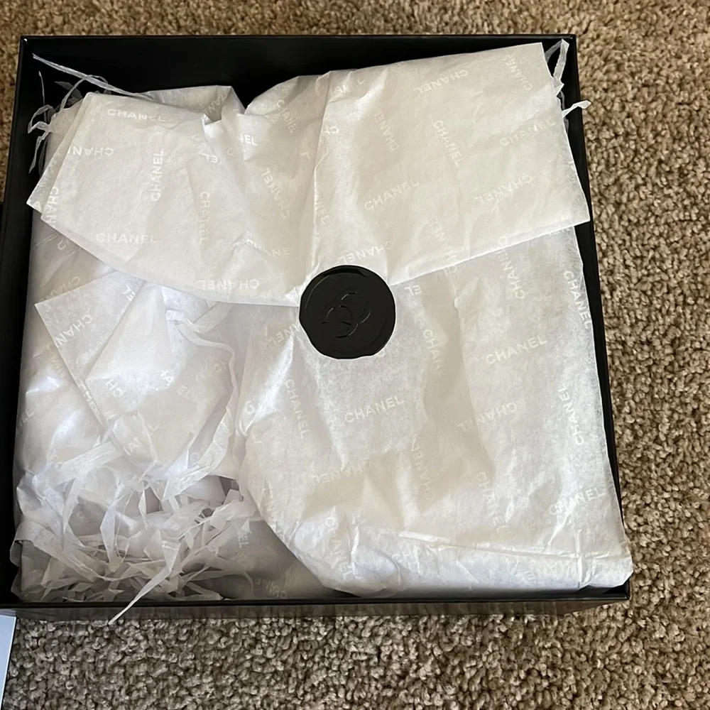 Chanel box - Picture 3 of 3